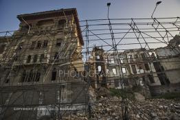 Image du Maroc Professionnelle de  Petit à petit L’hôtel Lincoln située sur le Boulevard Mohammed V à Casablanca quitte ce monde. Construit par des matériaux poreux et sans étanchéité au début du 20e siècle. Déjà en 1989 suite aux accidents qui ont causé des morts et plusieurs blessés, le bâtiment a été vidé avec cessation de toute activités des commerces et cafés. La construction risquait de s’écrouler à tout moment car elle était instable selon le rapport de l’expertise. Suite aux fortes pluies et rafales de vent qui se sont abattues sur Casablanca en Février 2009, une partie de l’édifice s’est effondrée. Maintenant gisant sur le sol et réduite en miettes, la moitié de la façade de ce lieu mythique.  Dix ans après l’écriture de ce texte rien n’a été fait ! Renaîtra-t-il de ses poussières un jour après ces dramatiques chutes mortelle ? Samedi 21 Mars 2009. (Photo / Abdeljalil Bounhar) 